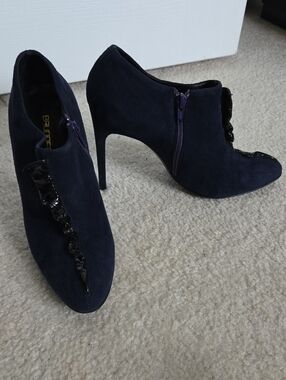 Vintage Y2K Bruno Frisoni Navy Suede Heel Ankle Booties w Patent Leather Ruffle
